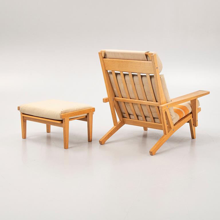 Hans J. Wegner, fåtölj med fotpall, "GE375", Getama, Danmark, 1970-tal.