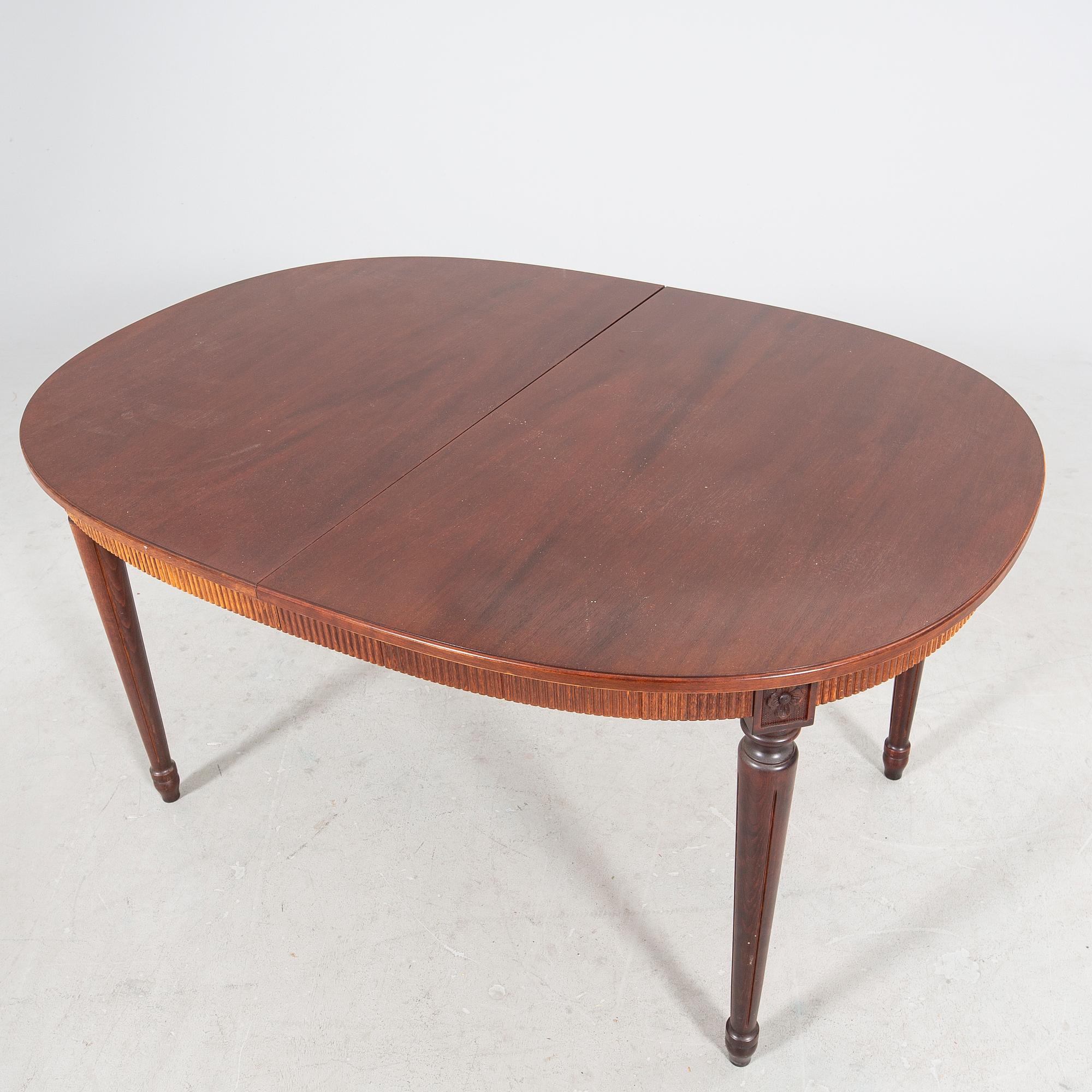 A mid 1900s Gustavian style mahogany 9 pcs dining set.