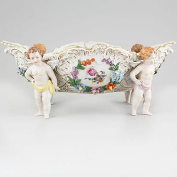 A bowl from Sächsische Porzellan Manufaktur in Dresden, first half of the 20th century.