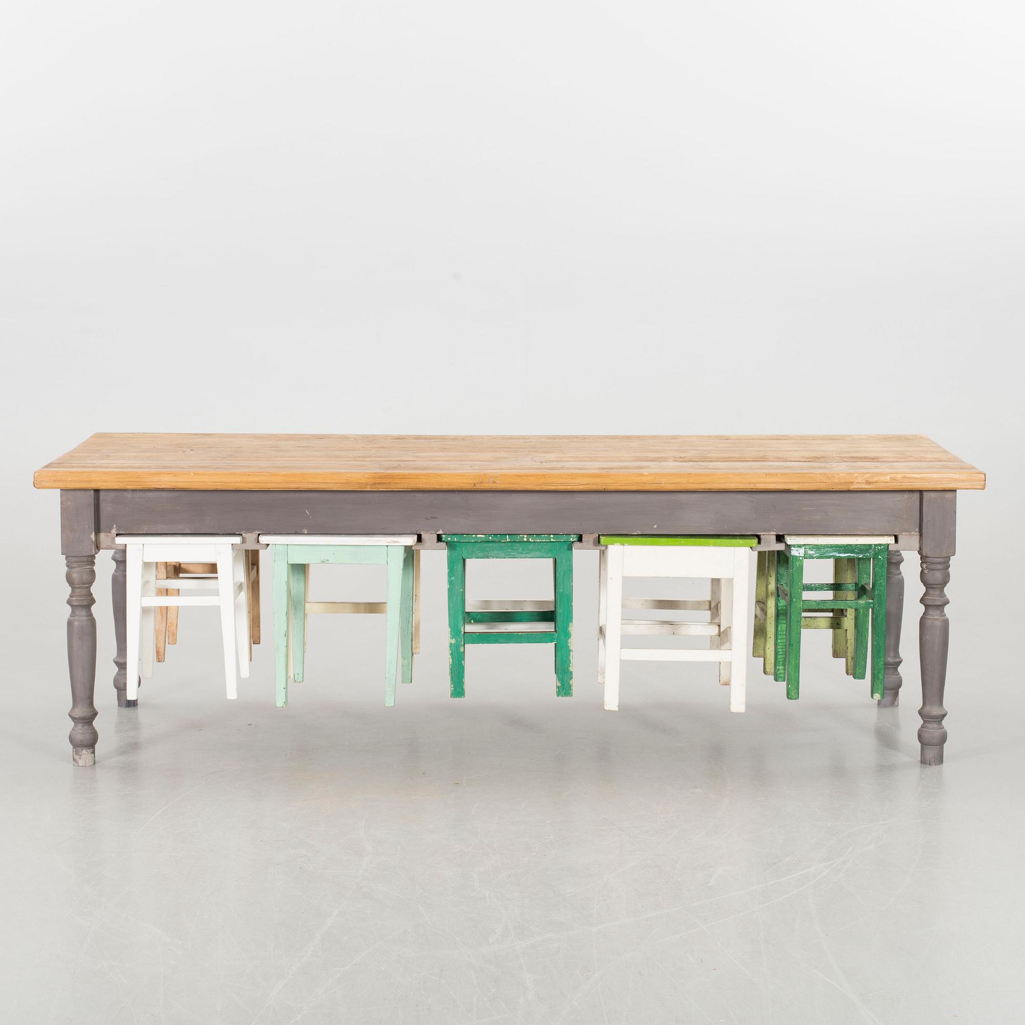 MATBORD med pallar, modern tillverkning.