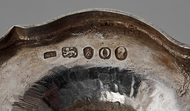 SKÅL MED HANDTAG, London 1789-90-tal. Vikt 200 gram.