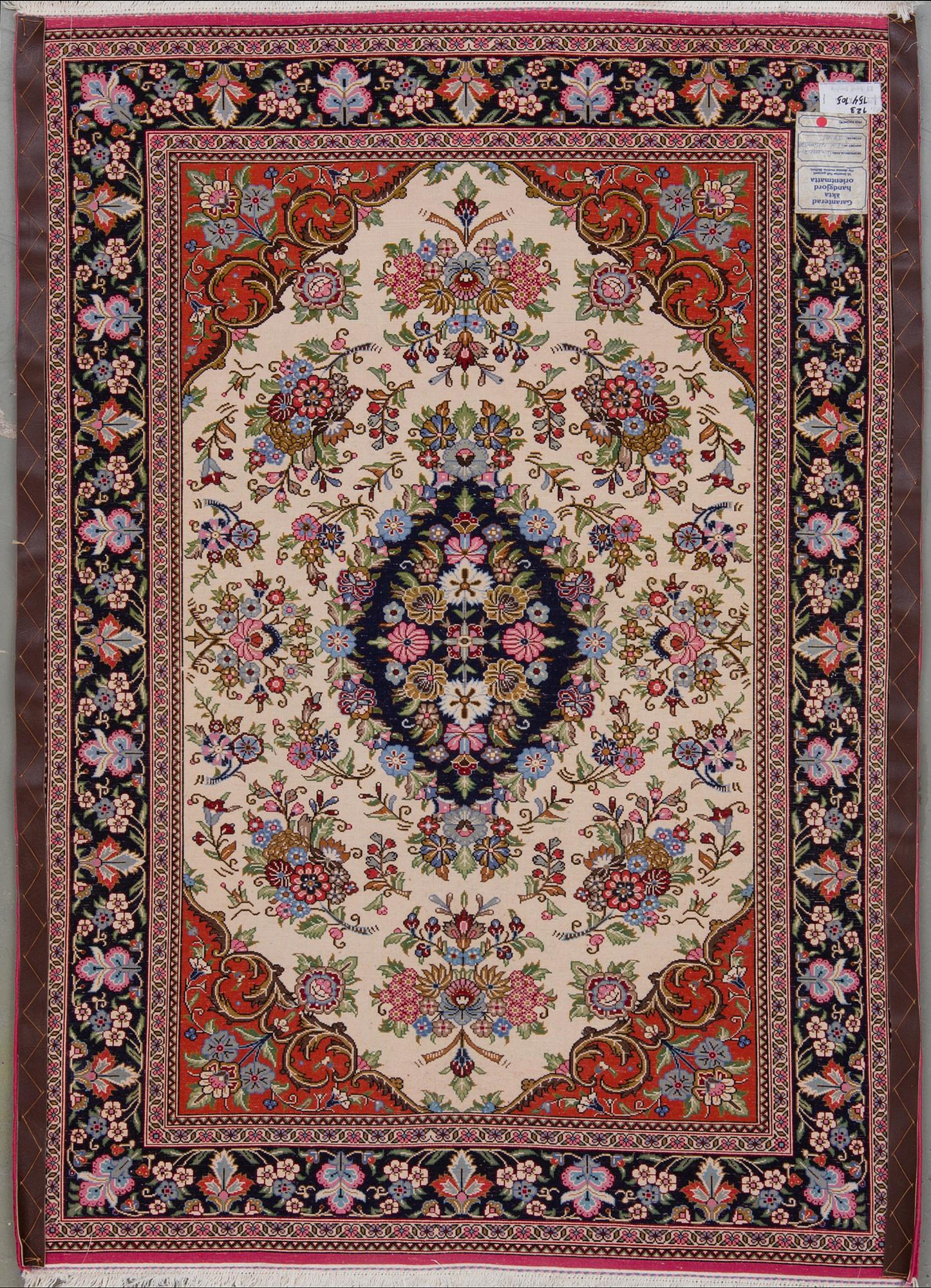 MATTA, sannolikt Ghom. Ca 154x104 cm.