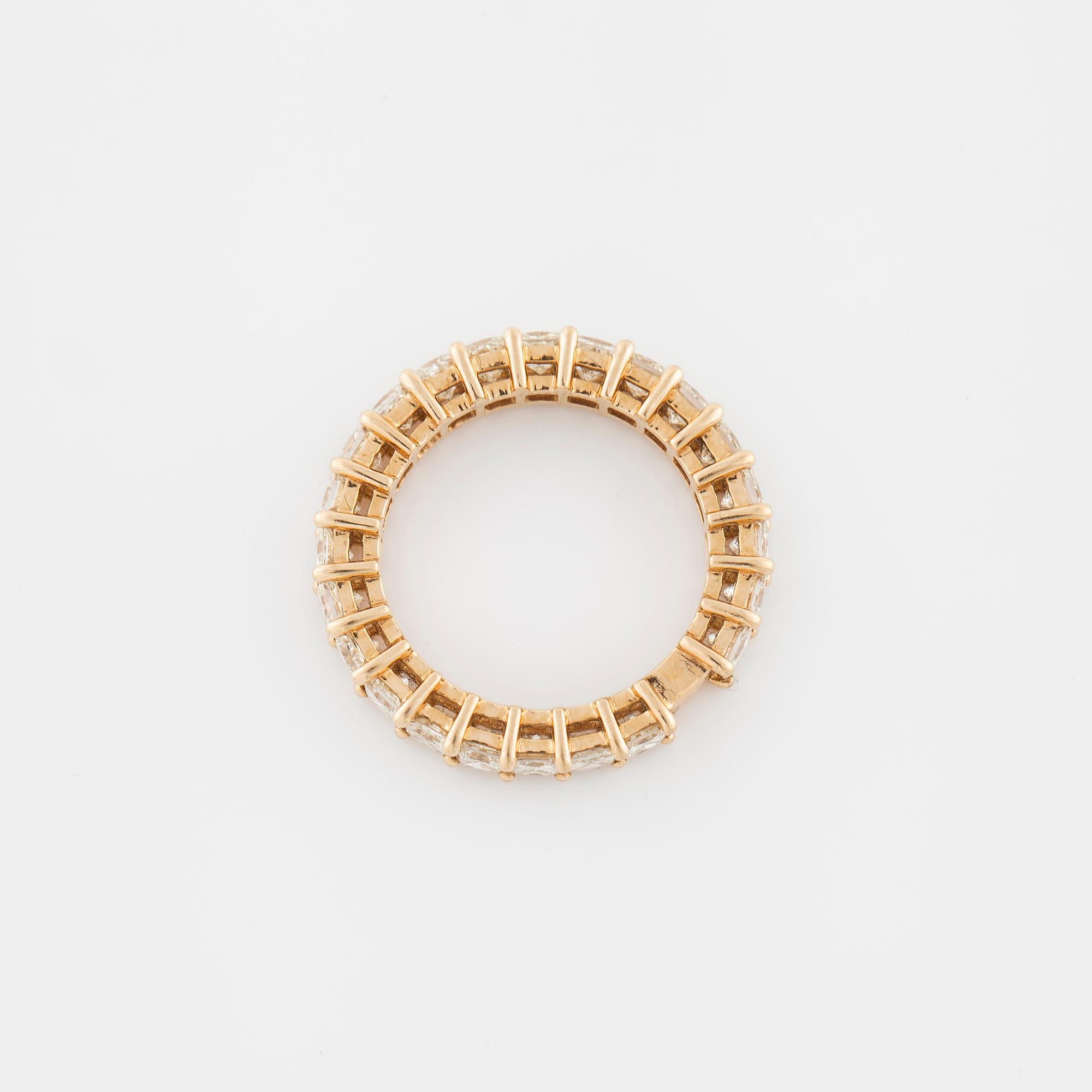 RING, med fyrkant-briljantslipade diamanter, totalt ca 3.00 ct.