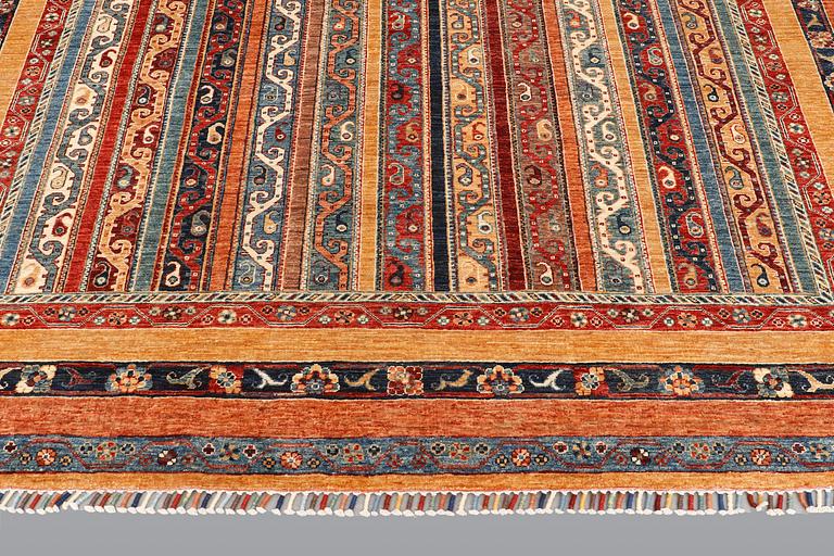 A carpet oriental, ca 300 x 244 cm.