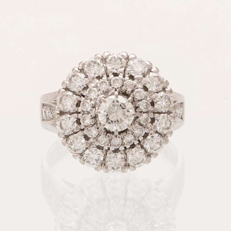 An 18K white gold ring/cocktail ring with round brilliant-cut diamonds, Petterssons Eftr Juvelerar Ab Joh Stockholm 1945.