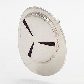 Juhani Linnovaara, riipus/rintaneula, sterlinghopeaa ja emalia, "Dyckia", Lapponia 1975.