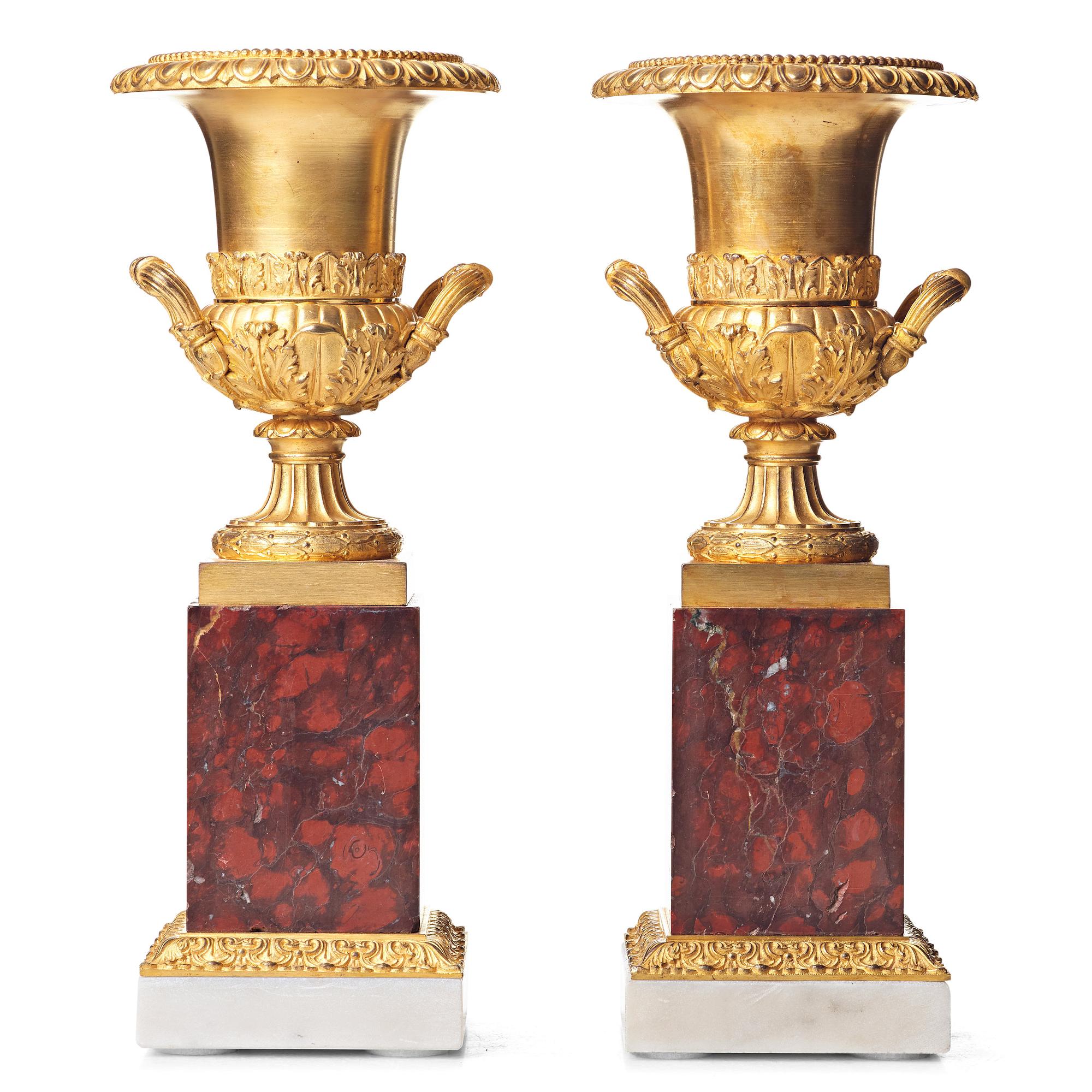 A pair of French Empire urns, beginning of the 1800's.