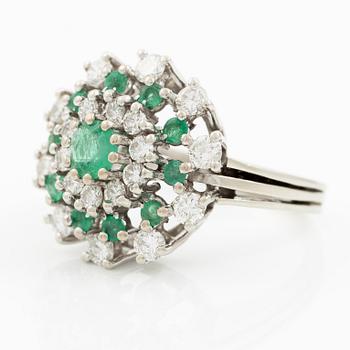 Ring 18K white gold set with brilliant-cut diamonds and emeralds.