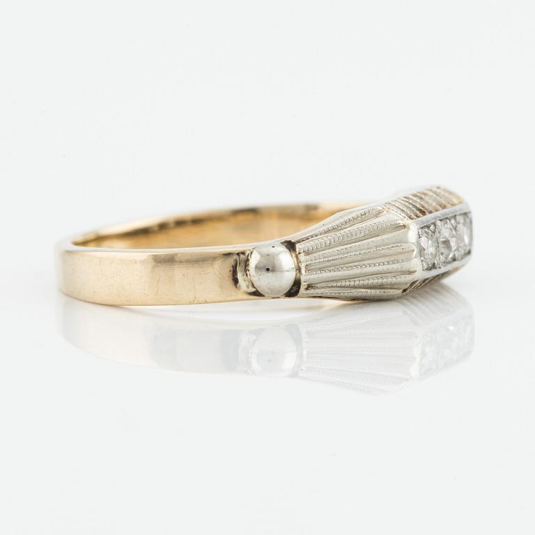 Ring in 14K gold with three round brilliant-cut diamonds.