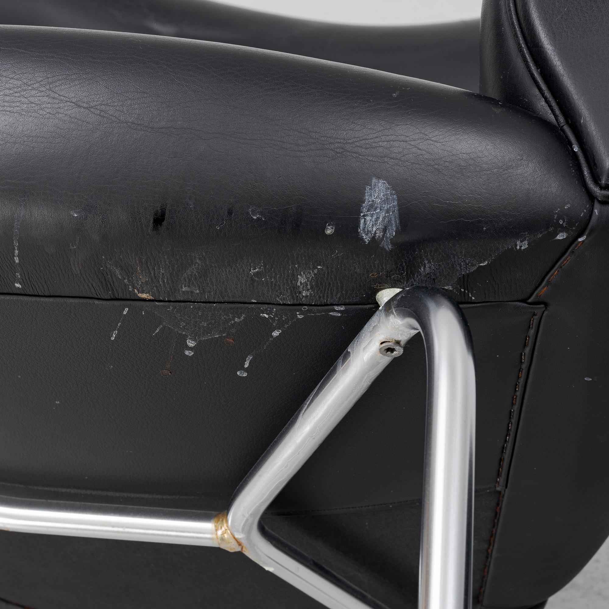 Hans J. Wegner, fåtölj med fotpall, "Ox Chair", EJ-100, Erik Jørgensen Møbelfabrik A/S, Svendborg, Danmark.