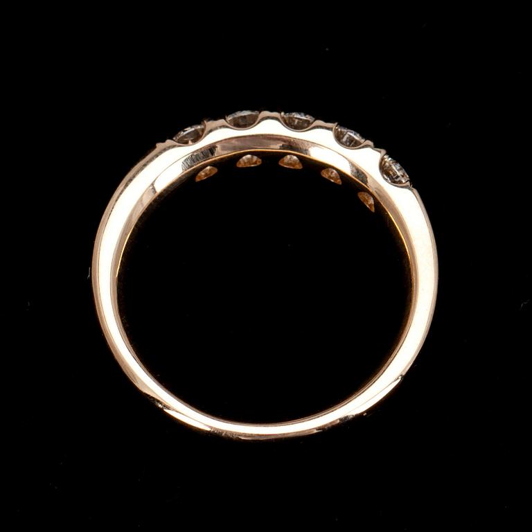 ALLIANSRING, guld 14K, 5 briljantslipade diamanter tot. 0,64 ct. Vikt 6,0 g. Intyg 207.