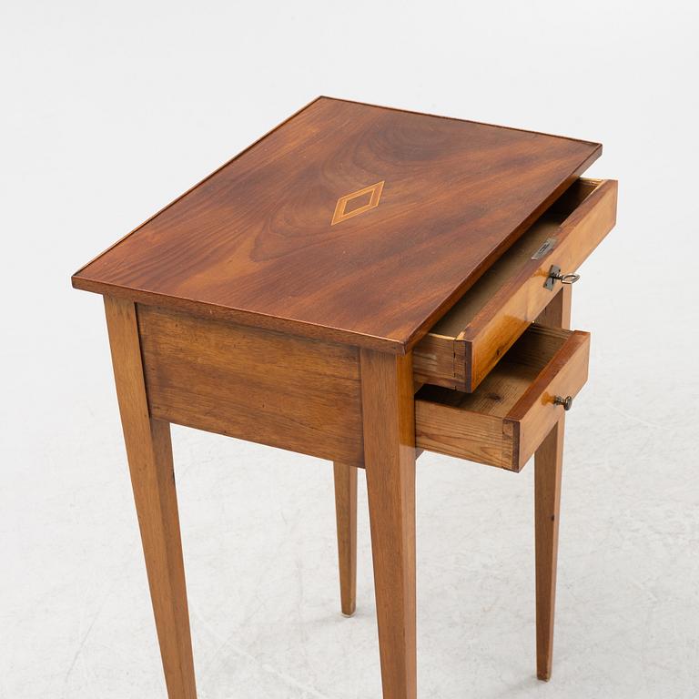 A mahogany veneered table with drawers. Early 19th Century.