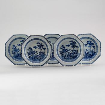 TALLRIKAR, 5 st, porslin, Kina, Qianlong 1736-1795.