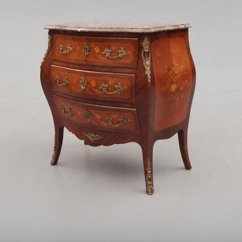 BYRÅ, rokokostil, 1900-talets mitt.