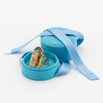 Tina Karlsson ring 18K guld med en oval fasettslipad citrin.
