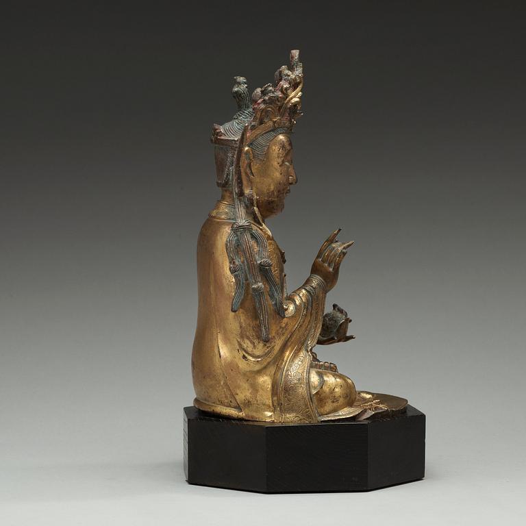 GUANYIN, förgylld brons. Ming dynastin (1368-1644).