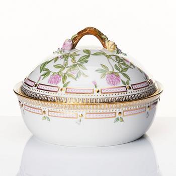 Karott med lock, porslin. Royal Copenhagen, "Flora Danica", Danmark, 1900-tal.