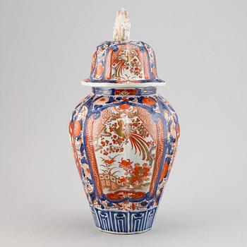 An Imari jar with cover, Meiji period (1868-1912).