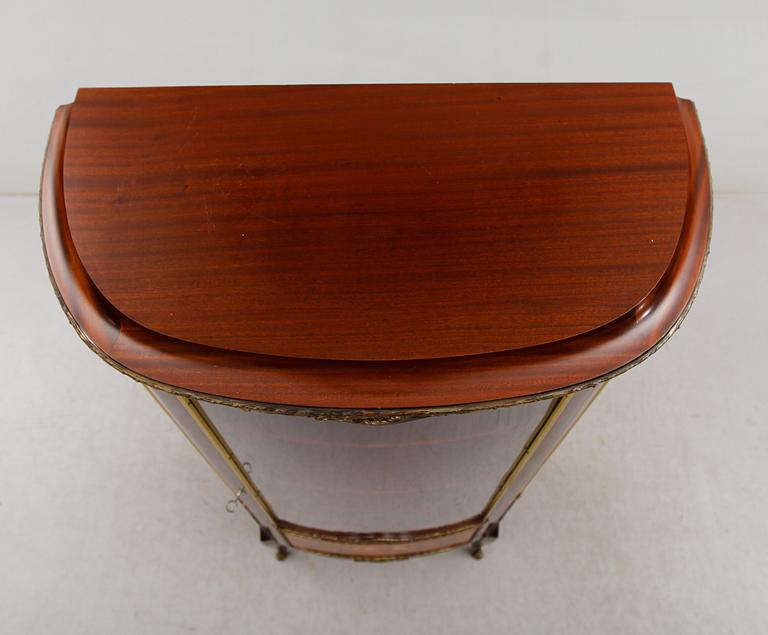 VITRINSKÅP, rokokostil, 1900-talets andra hälft.