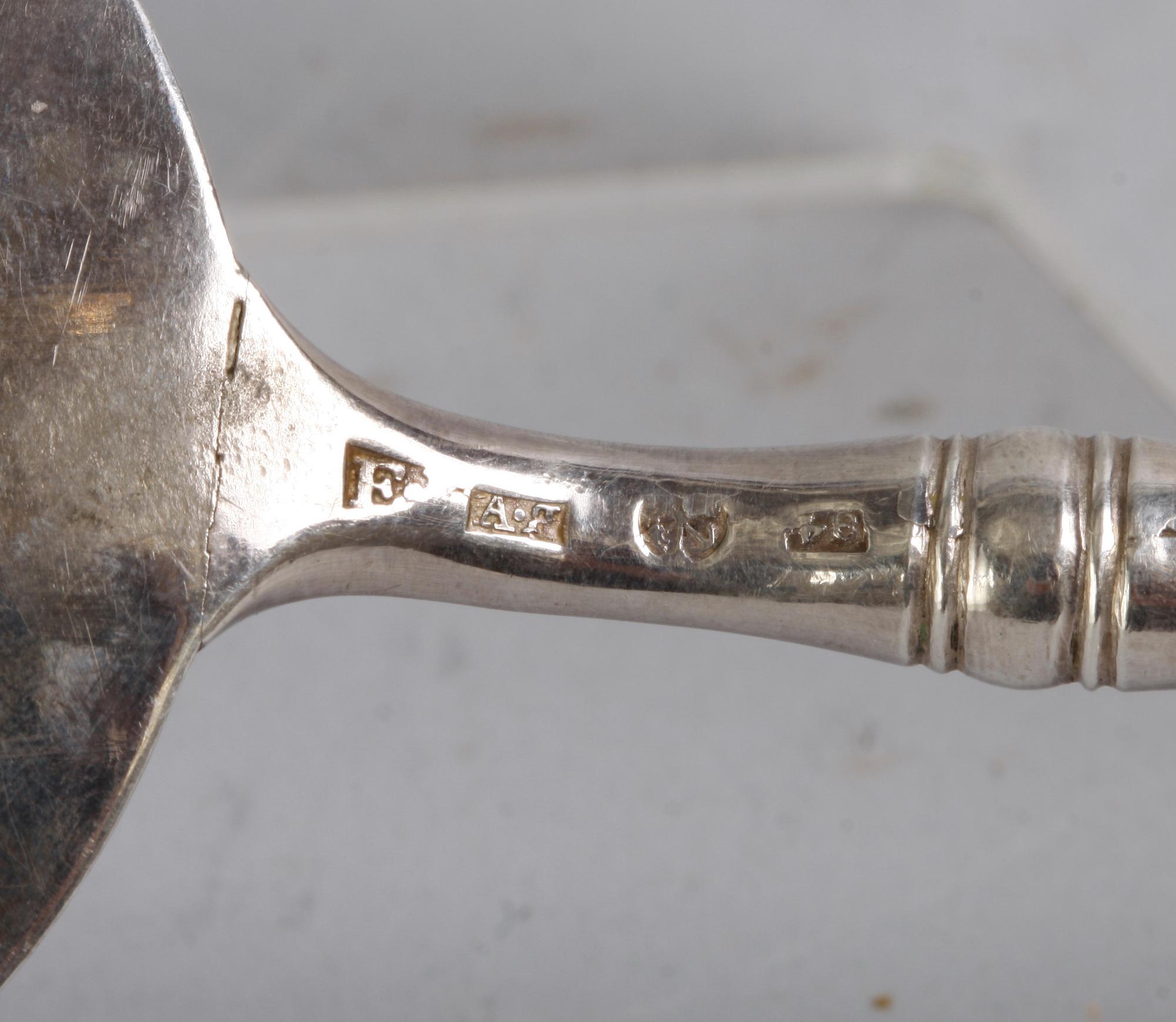 UPPLÄGGNINGSBESTICK FÖR FISK, silver, förmodligen Elias Modig, St Petersburg.