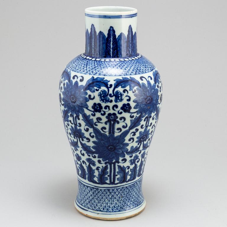 A large blue and white vase, Qing dynasty, late 19th century.