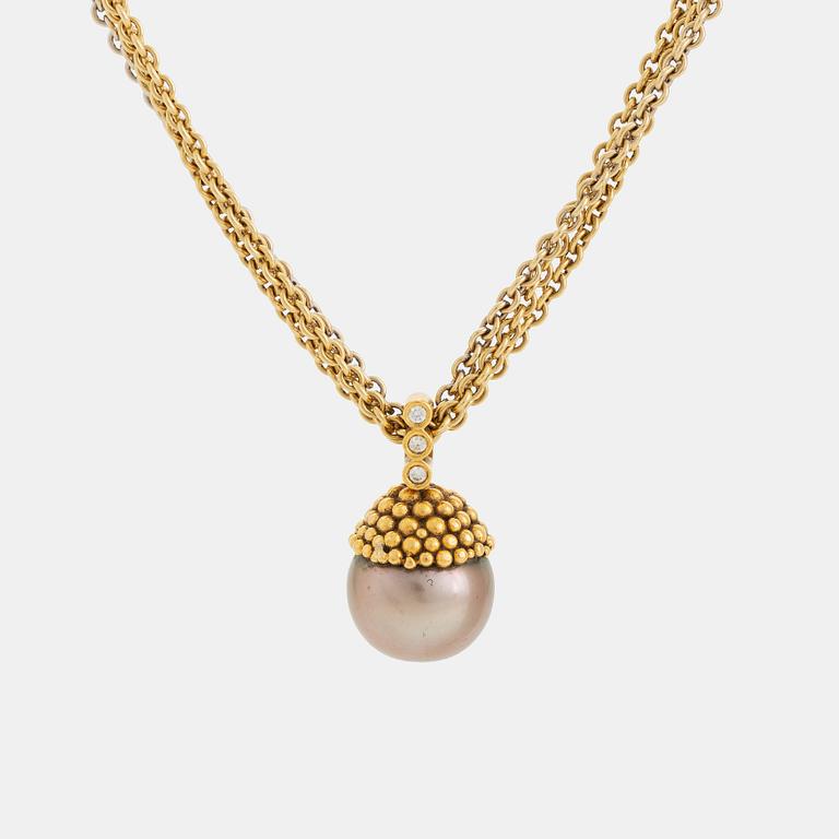 An 18K gold and cultured pearl necklace set with round brilliant-cut diamonds.