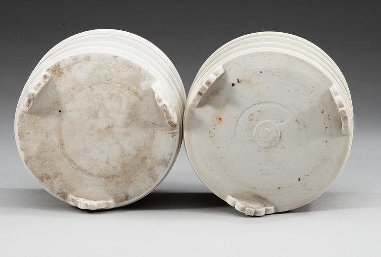 RÖKELSEKAR, blanc de chine, två stycken. Qing dynastin, Kangxi (1662-1722).