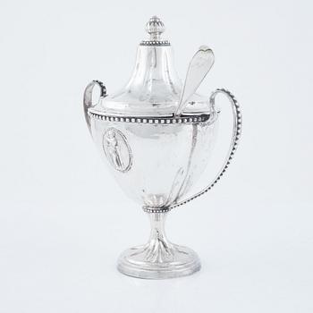 Erik Ernander, sockerskål med lock samt strösked, silver, Uppsala 1790. Gustaviansk.