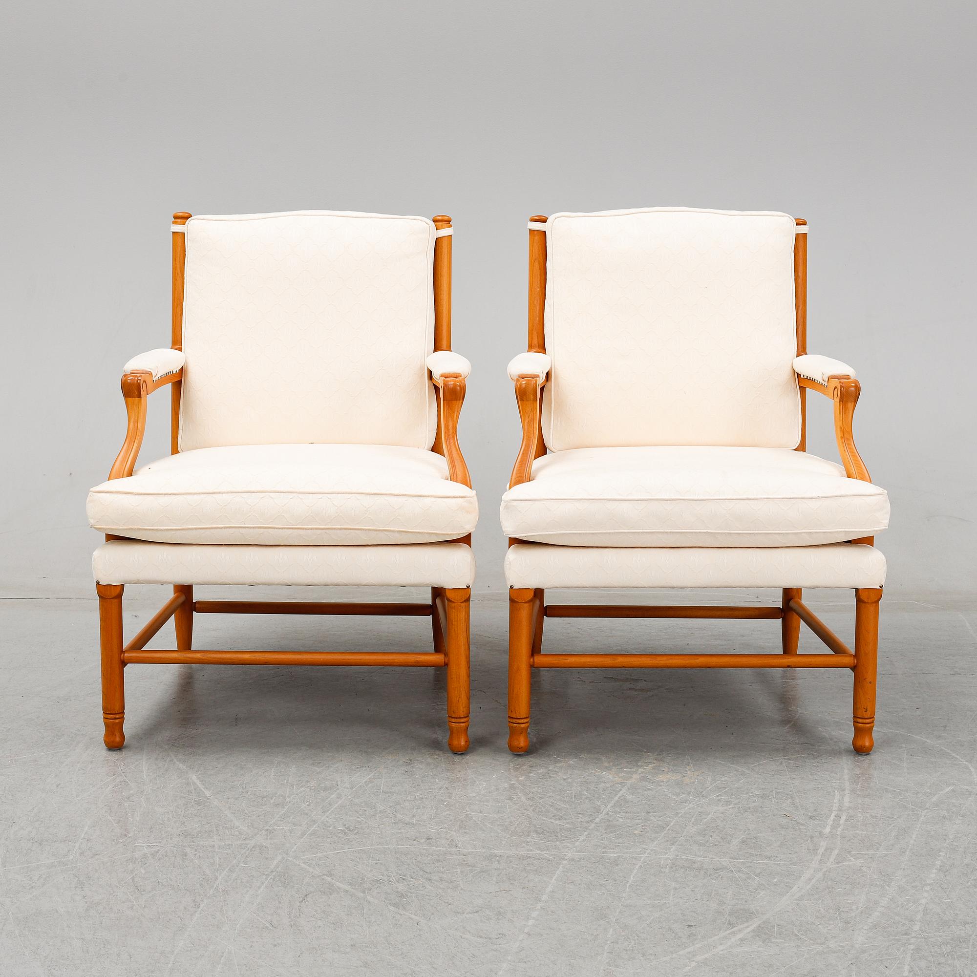 A pair of late 20th or early 21th century armchairs.