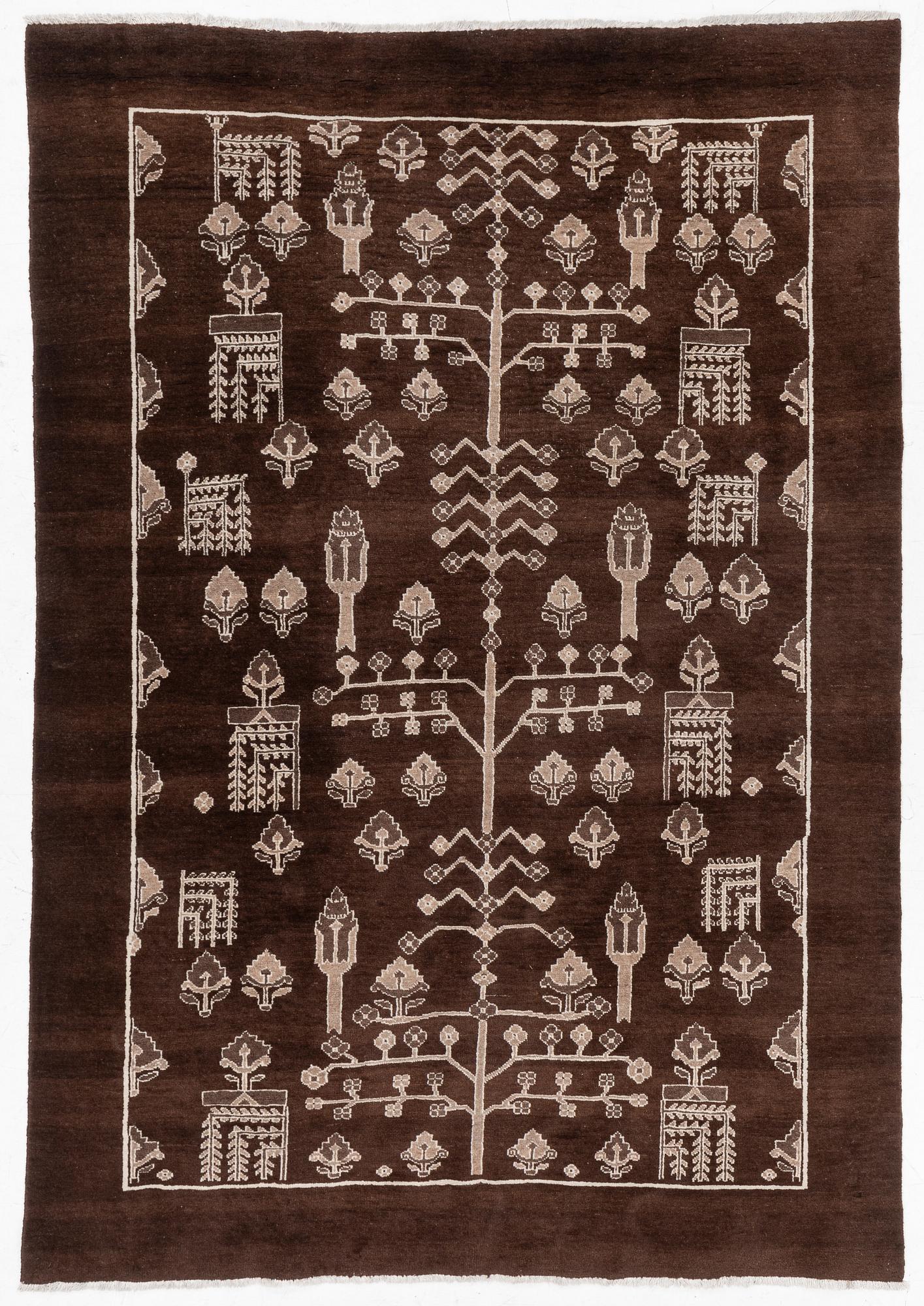 An oriental carpet, a. 287 x 204 cm.