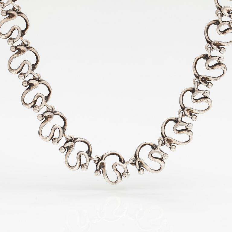 Jorma Laine, Halsband, silver. Turun Hopea, Åbo 1973.