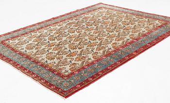 A semi-antique Kashan carpet. 323 x 237 cm.