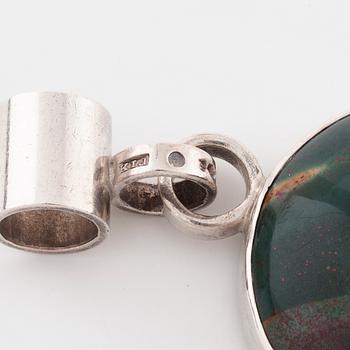 CECILIA JOHANSSON, Göteborg, 1983, hänge med cabochonslipad blodsten.