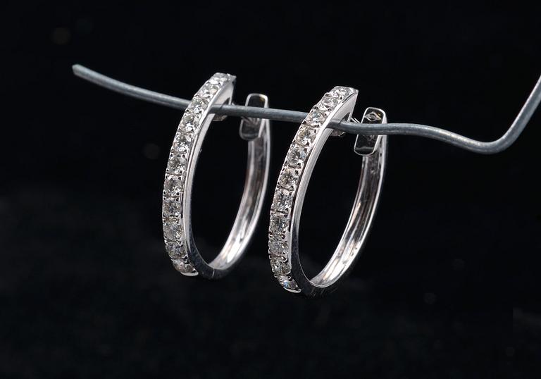 KORVAKORUT, briljanttihiottuja timantteja n.- 0.75 ct. 18K valkokultaa, paino 3,7 g.