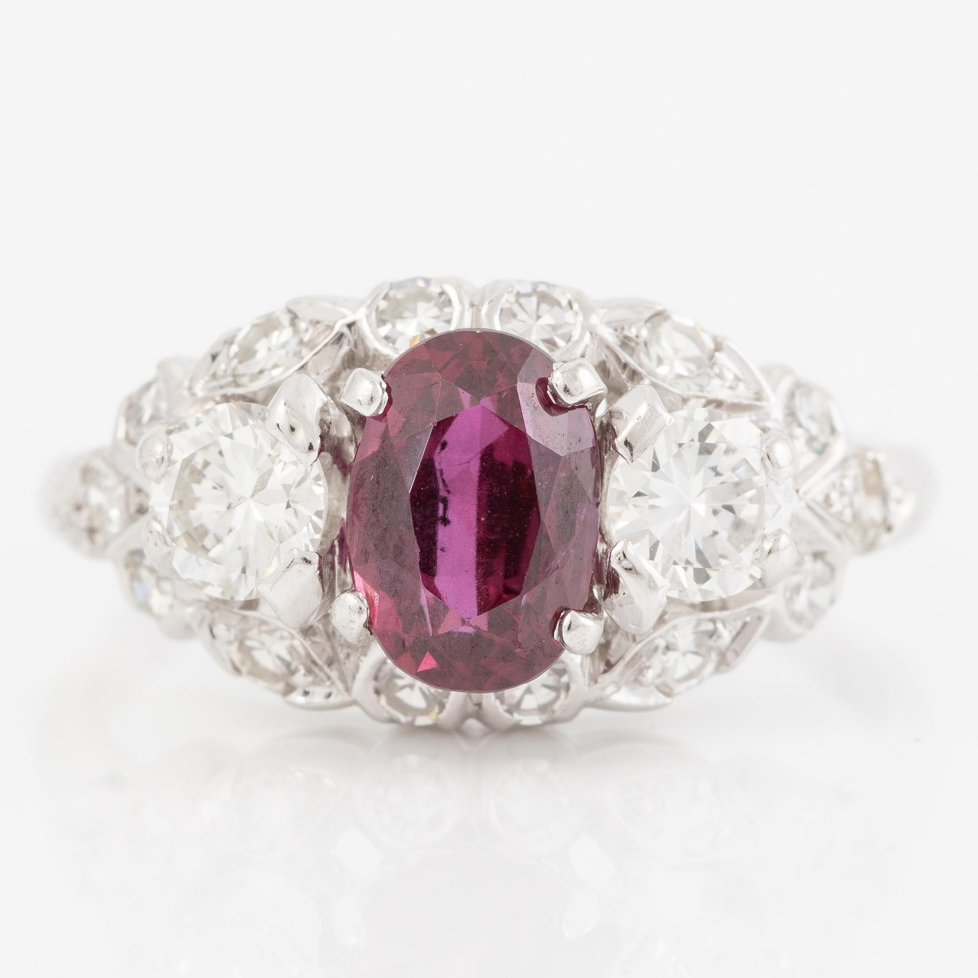 Ring 18K vitguld med en fasettslipad rubin.