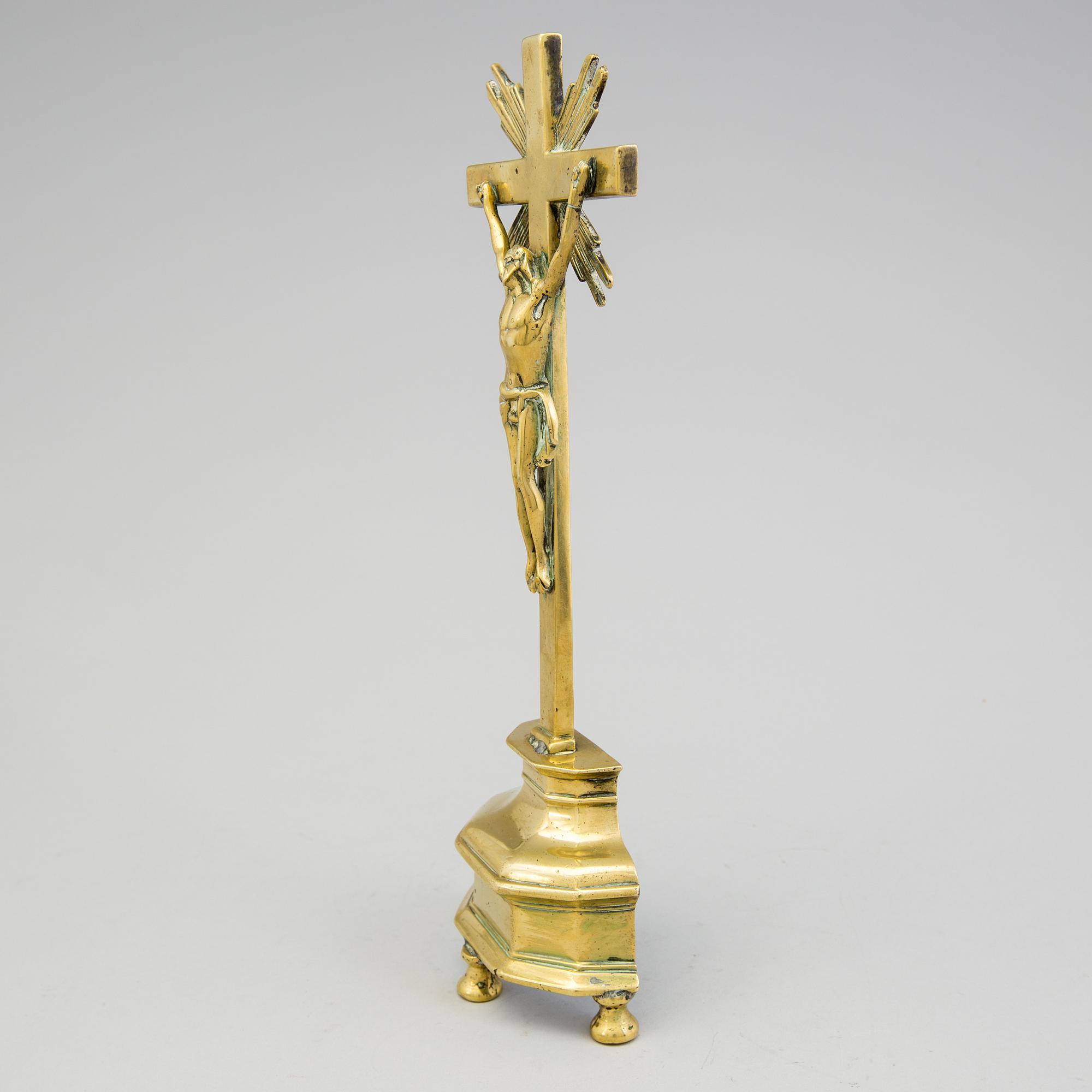 AN 18TH CENTURY BRONZE CRUCIFIX.