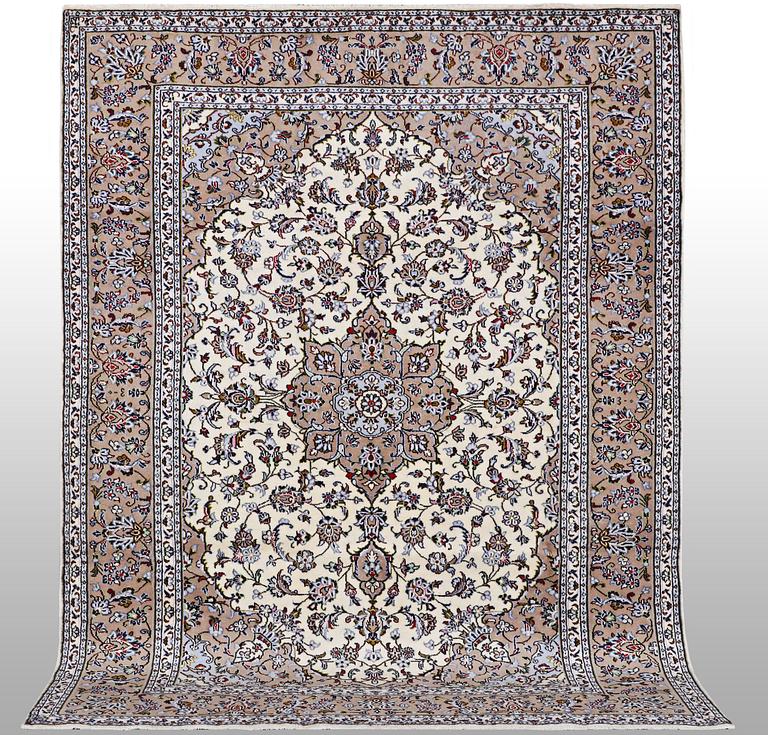 A carpet, Kashan, ca 291 x 203 cm.
