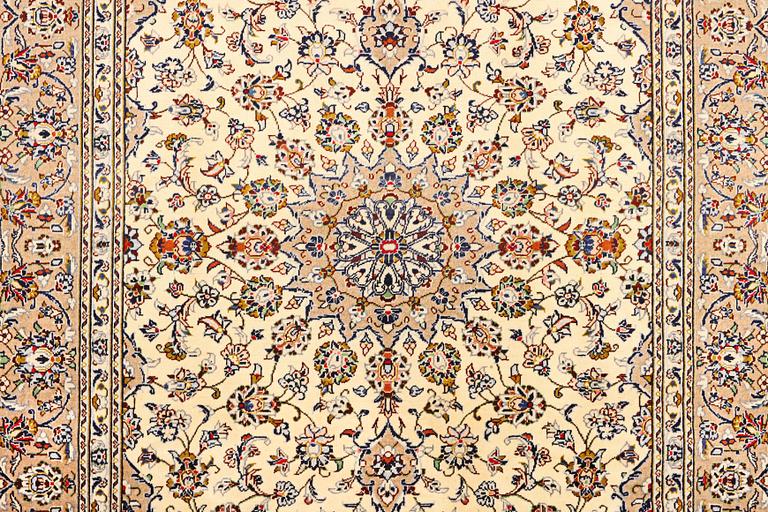 A Kashan carpet, c. 285 x 190 cm.