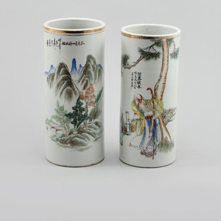 PENSELSTÄLL, 2 st, porslin, Kina, 1900-tal.