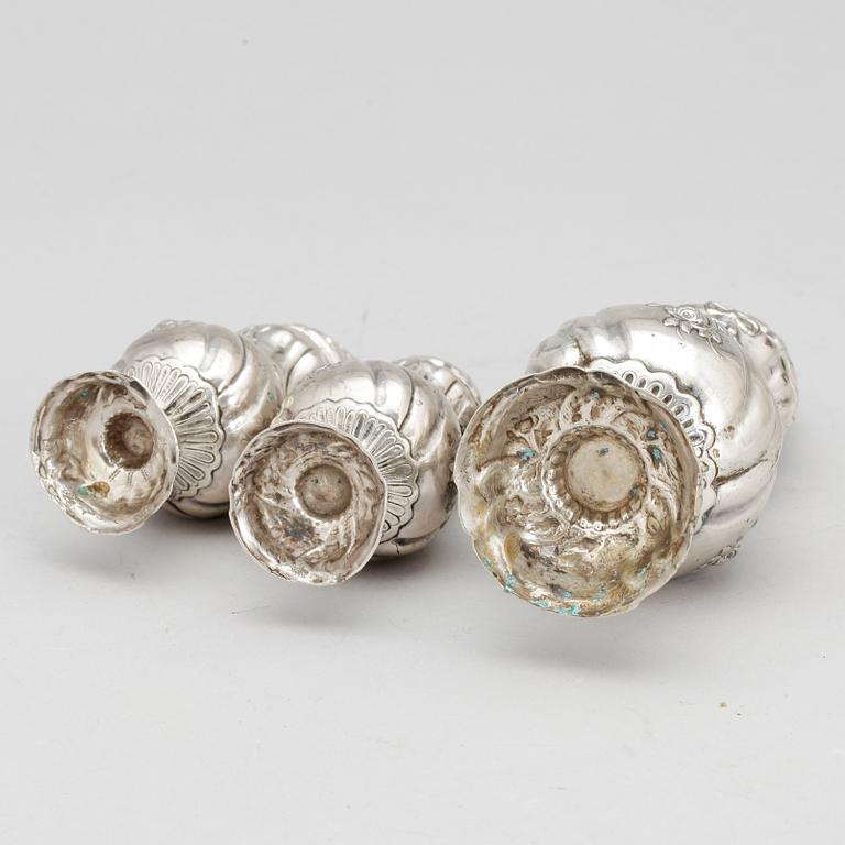 SOCKERRUSKA samt SALT och PEPPARSTRÖARE, silver, rokokostil, 18/1900-tal. Vikt ca 208g.