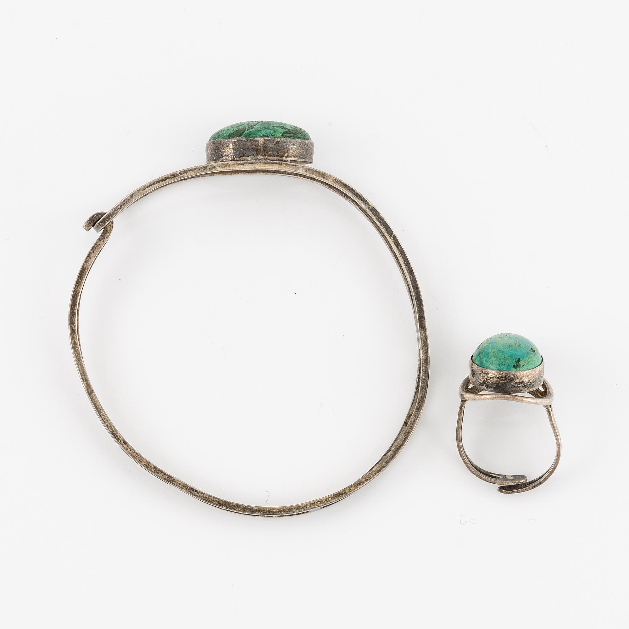 Armring samt ring, silver med cabochonslipade stenar.