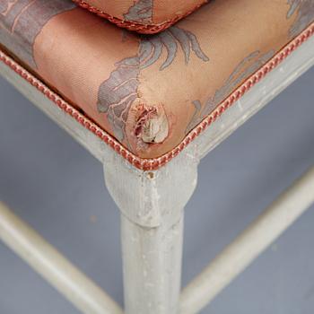 A painted armchair, presumably late 18th century or around the year 1800.