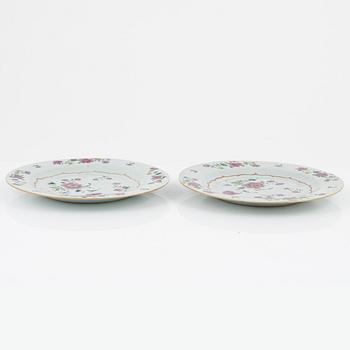 A famille rose punch bowl and two plates, Qing dynasty, Qianlong (1736-95).