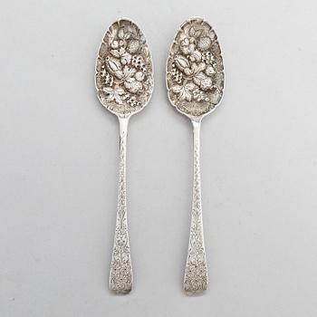 Lusikkapari, Lontoo 1787-91, purkki, Lontoo 1891 ja vati, Chester 1906, sterlinghopeaa, Englanti.