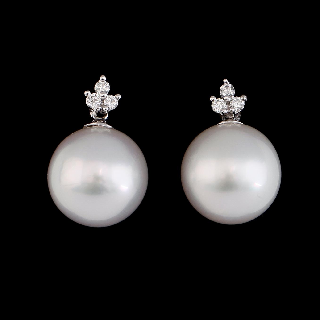 ÖRHÄNGEN, 1 par, 18K vitguld, south sea pärlor, briljantslipade diamanter. Vikt ca 5 g.