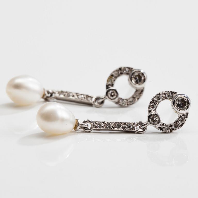 ÖRHÄNGEN, ett par, vitguld 18K, droppformade pärlor, diamanter. Vikt 2,4 g.