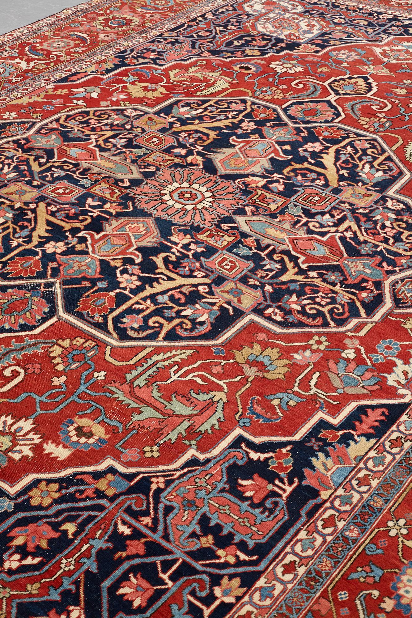 Matto, an antique Heriz, ca 564,5 x 587,5 x 376,5-380 cm.