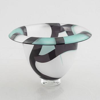 Klas-Göran Tinbäck, a glass bowl, made in his own studio in 1989.