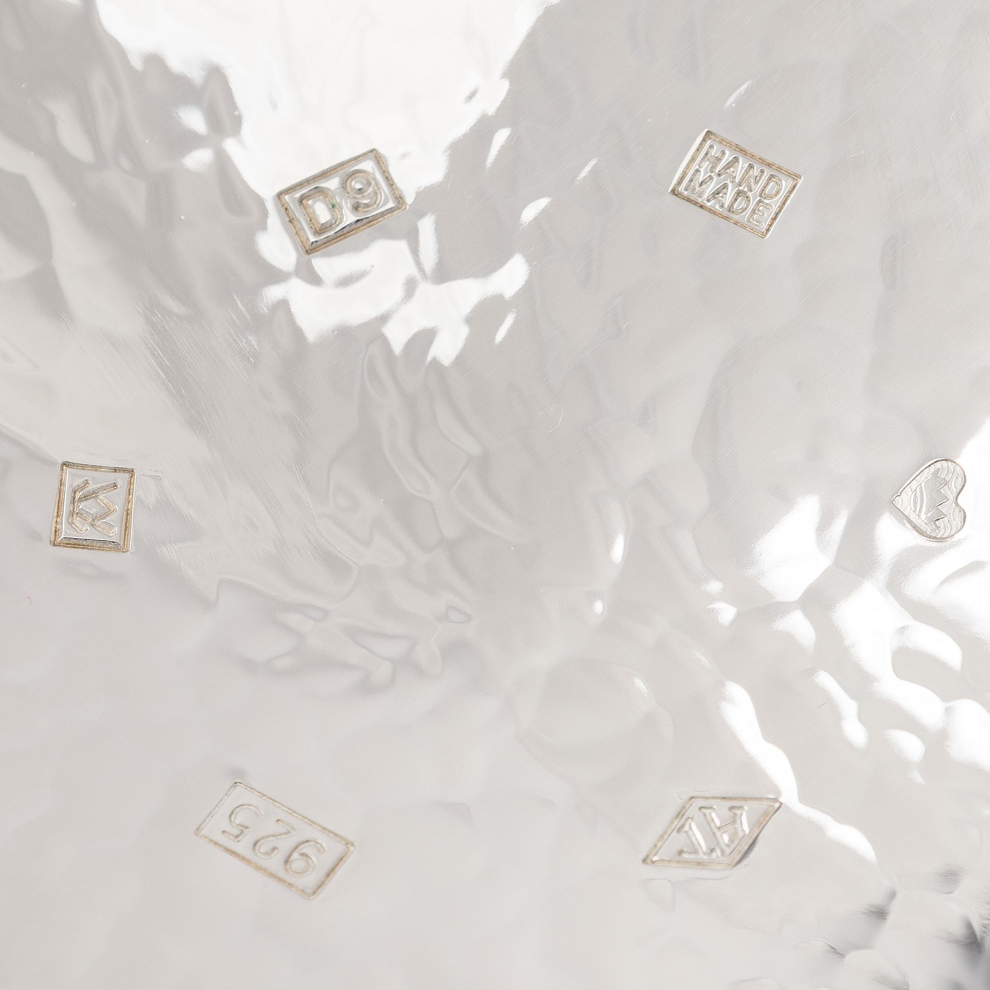 A. Tillander, skål, sterlingsilver och emalj, Åbo 2005.