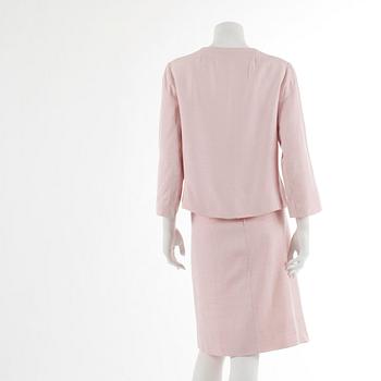 BALENCIAGA, a two-piece pink linen suit consisting of a jacket and skirt, 1960´s.